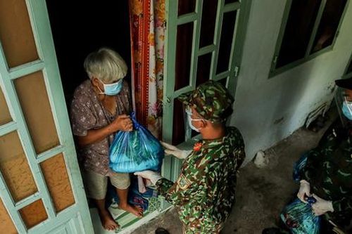 Quân đội hỗ trợ từng bó rau con cá để 'không ai bị bỏ lại phía sau'