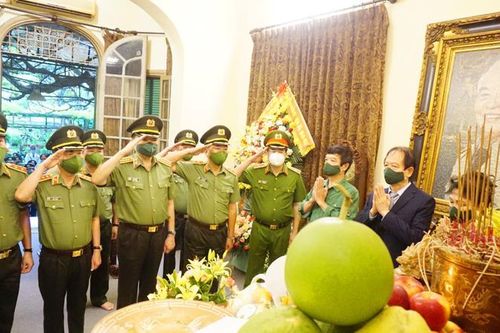 Đoàn Đảng ủy Công an Trung ương dâng hương tưởng nhớ Đại tướng Võ Nguyên Giáp