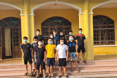 12 nam nữ thanh niên tụ tập thuê nhà nghỉ sử dụng ma túy