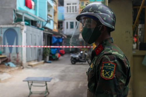 Bộ đội giám sát chặt ngõ hẻm ở TP.HCM
