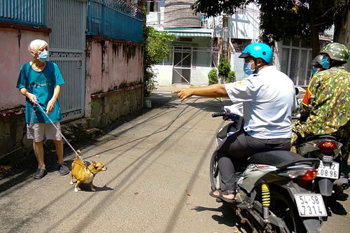 Tổ tuần tra lưu động TP.HCM nhắc nhở nhiều người vi phạm giãn cách