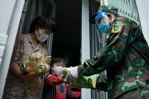 Hàng trăm hộ dân ở vùng vàng quận Phú Nhuận nhận túi quà an sinh