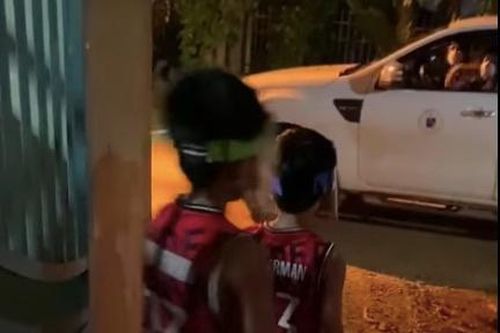 Nhìn thấy bố, hai con trai vui mừng chạy ra đón