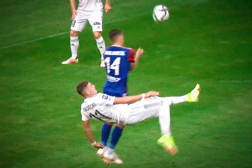 Cú 'ngả bàn đèn' cứu đội nhà ở phút 90+4