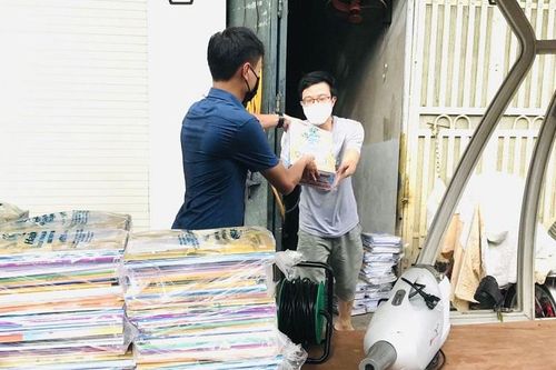 Quận Hoàn Kiếm: Đưa sách giáo khoa đến tận nhà học sinh trong vùng cách ly y tế
