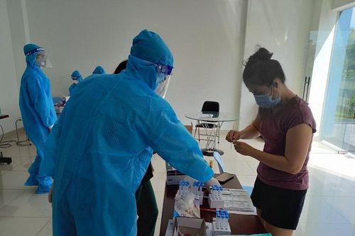 Người dân giữa tâm dịch tự test nhanh Covid-19 tại nhà