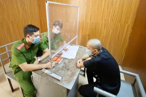 Hà Nội: Khởi tố 2 đối tượng dùng điếu cày đánh cán bộ trực chốt kiểm soát dịch ở Đan Phượng