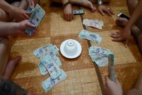 Hà Nội: Bắt quả tang 18 đối tượng đang sát phạt trên sới 'xóc đĩa' ở La Phù