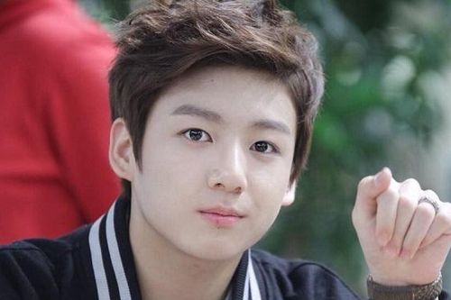 Lộ diện em trai 'thiên thần' của BTS, như Jungkook phiên bản lai Tây