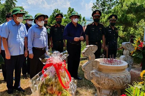 Trưởng Ban Tuyên giáo Trung ương viếng mộ Đại tướng Võ Nguyên Giáp