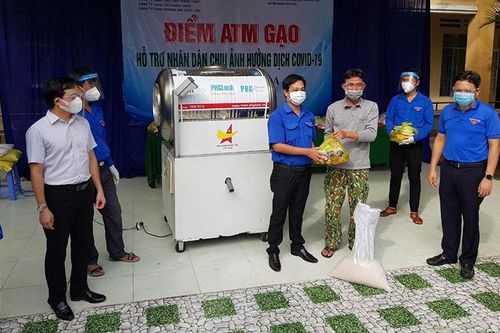 Nhiều hộ khó khăn ở Phú Yên được nhận gạo từ các điểm ATM