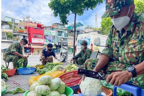Ấm lòng với món quà trao tận nhà