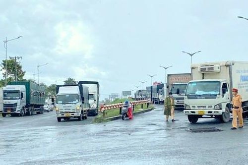 Cần Thơ: Ùn ứ phương tiện vận tải hàng hóa tại bãi tập kết
