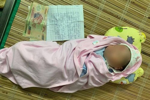 Vĩnh Phúc: Người dân phát hiện bé trai sơ sinh bị bỏ rơi cùng bức thư