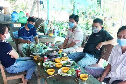 Hiệu trưởng cùng 5 giáo viên tổ chức ăn nhậu trong căn tin trường