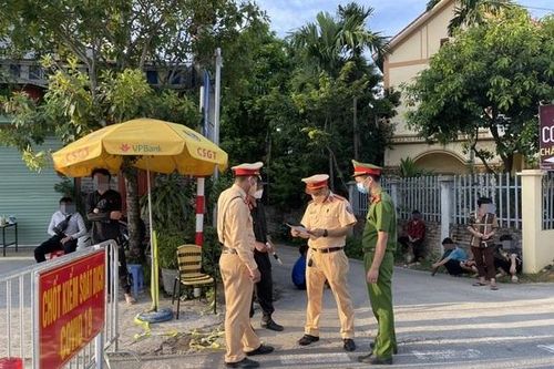 Sử dụng giấy đi đường làm giả để 'thông chốt', người sử dụng có thể bị phạt 7 năm tù