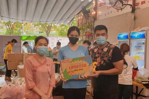 Hoa hậu Tiểu Vy đón sinh nhật giản dị tại bếp ăn từ thiện