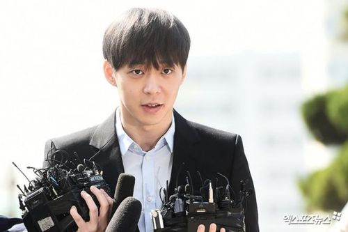 Park Yoochun bị tố gạ tình fan nữ