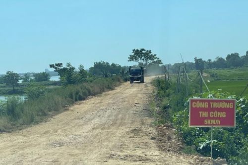 Xe chở vật liệu xây dựng cày xới mặt đê hữu Sông Mã