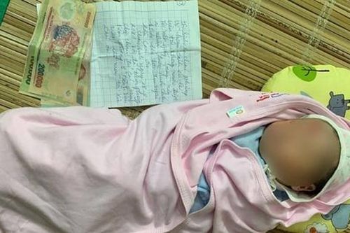 Bé trai sơ sinh bị bỏ lại gầm cầu cùng mảnh giấy và 2,2 triệu đồng