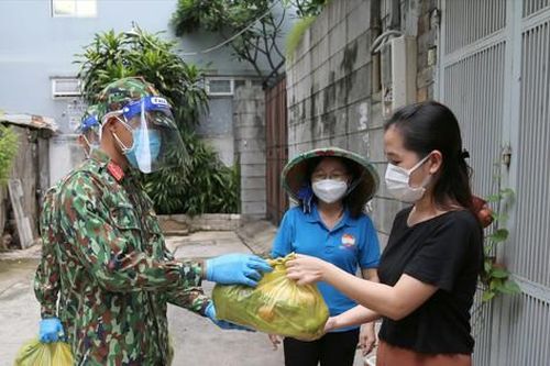 Quân đội đưa thực phẩm tận tay người dân