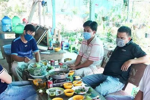 Đình chỉ 2 lãnh đạo xã lơ là chống dịch, xử lí 1 hiệu trưởng tổ chức ăn nhậu tại trường