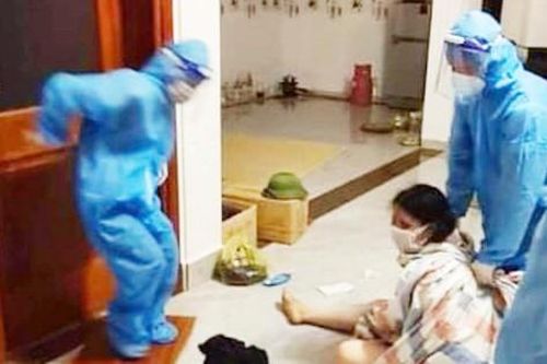 F1 lột quần áo chống đối, lực lượng chức năng phải phá cửa nhà đưa đi cách ly