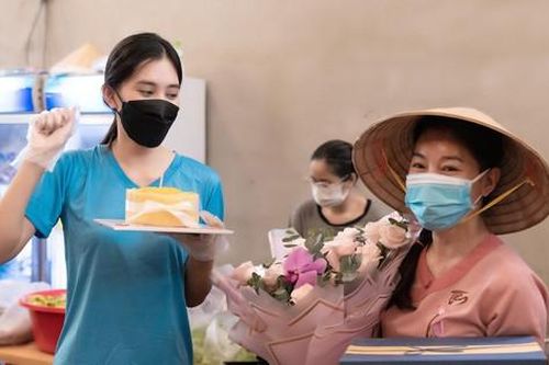 Hoa hậu Tiểu Vy được tặng quà là gạo, nước mắm trong ngày sinh nhật giữa mùa dịch