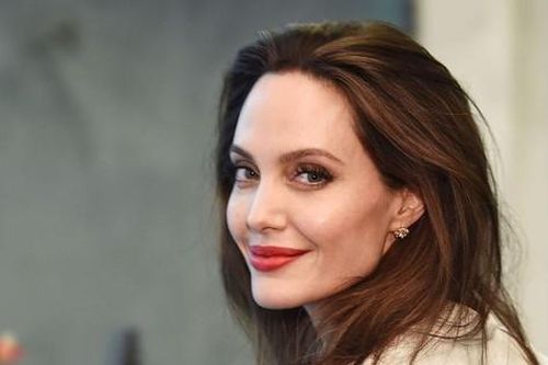 Angelina Jolie xô đổ kỷ lục của 'tình địch' cũ trong lần đầu dùng Instagram