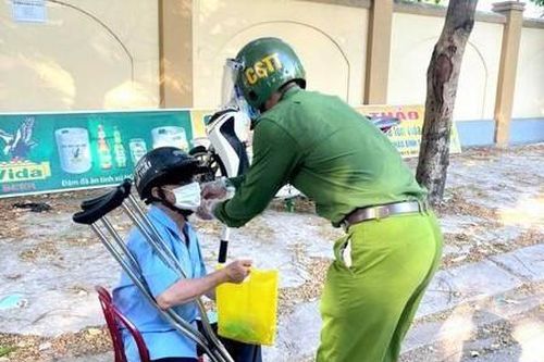Ra viện không người đón, cụ ông tàn tật được Đại úy Công an chở về tận nhà