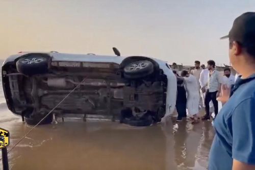 Toyota Fortuner lật ngửa trên cát sau pha drift lỗi