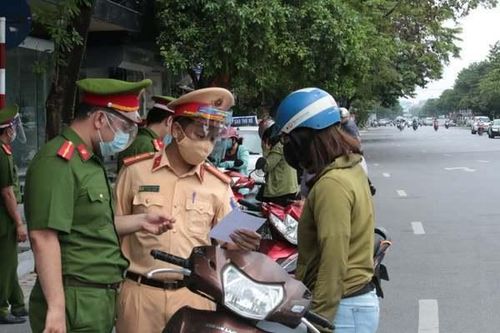 Hà Nội tăng cường kiểm soát, nhiều người ra đường bị xử phạt