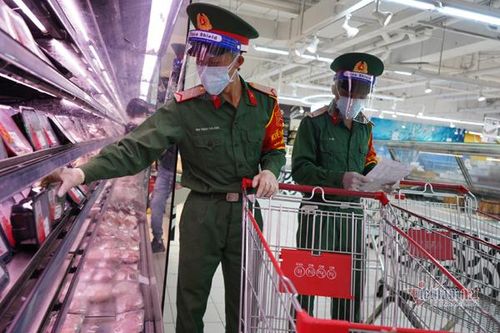 Bộ đội phát nhu yếu phẩm, đi chợ giúp dân trong ngày giãn cách