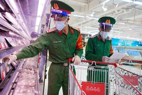 Bộ đội hào hứng 'đi chợ hộ' cho người dân Sài Gòn ngày giãn cách