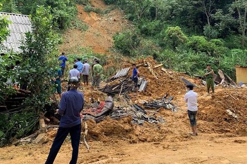 Sạt lở đất vùi lấp một ngôi nhà khiến 3 cháu nhỏ tử vong ở Tuyên Quang