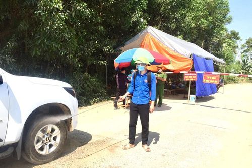 Áo xanh tình nguyện nơi tuyến đầu chống dịch