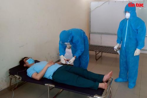 Theo chân các chiến sĩ quân y khám bệnh cho F0 tại nhà ở TP Hồ Chí Minh