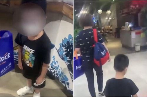 Cô gái đang thay đồ trong toilet bỗng có cậu bé xông vào, câu nói của người mẹ khiến dân mạng tranh cãi