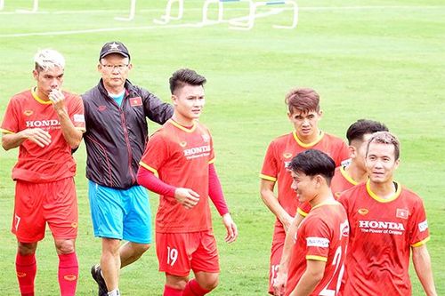 Tiếp tay cho 'địch'