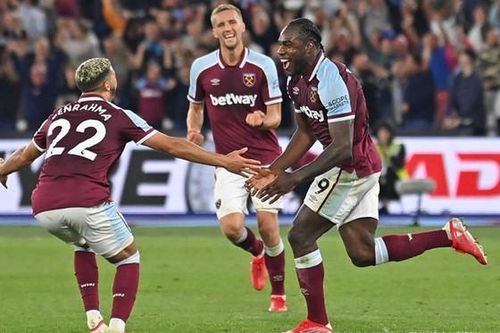 Antonio đi vào lịch sử, West Ham chiếm ngôi đầu