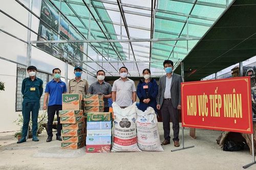 Trao quà động viên 58 tình nguyện viên hỗ trợ tỉnh Bình Dương chống dịch trở về