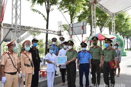 Thăm hỏi, động viên lực lượng làm nhiệm vụ tại chốt kiểm soát dịch bệnh COVID - 19