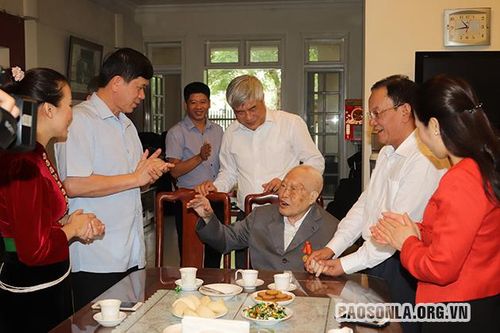 Sáng mãi những ngọn lửa cách mạng