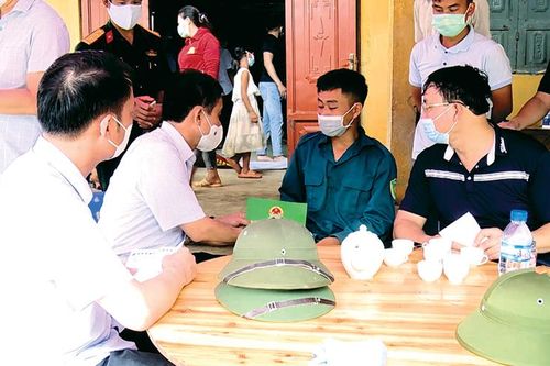 Lãnh đạo UBND tỉnh thăm hỏi gia đình có người bị tử vong do sạt lở đất tại Khau Tinh