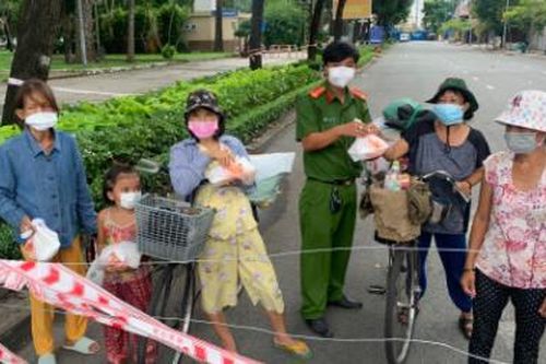 Lực lượng Công anTPHCM lo bữa cơm cho người cơ nhỡ