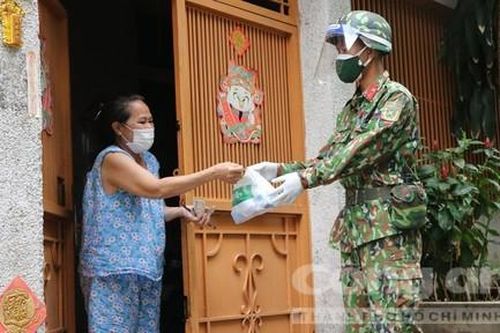 Bộ đội đi chợ hộ, luồn lách xe máy vào hẻm nhỏ trao cho người nước ngoài