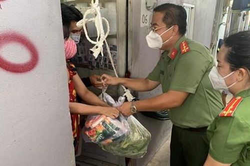 Đoàn Thanh niên Công an TPHCM trao 7 tấn rau củ quả đến bà con