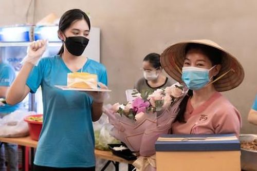 Tiểu Vy nấu 1.500 suất cơm phục vụ tuyến đầu trong ngày sinh nhật