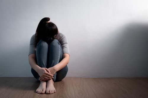 Bị cha mẹ ép đạt điểm cao, nữ sinh 14 tuổi nhảy lầu tự tử