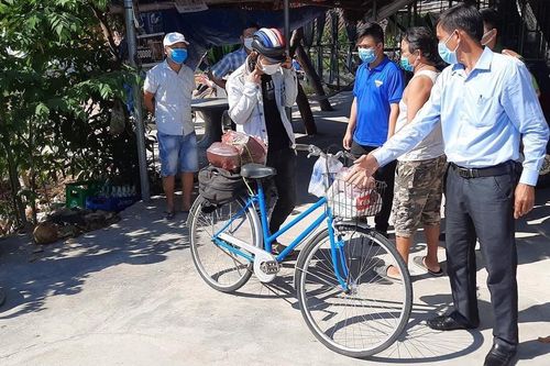 Nam thanh niên thất nghiệp, đi bộ được bà con Quảng Nam trao xe đạp về quê